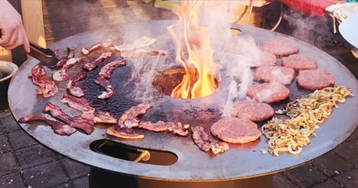 Plancha-Grill im Betrieb